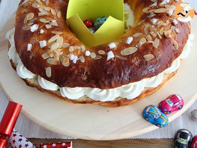 Recipe King's brioche stuffed with whipped cream, fluffy and creamy - spanish roscón de reyes