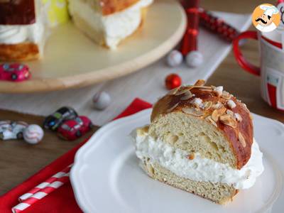 King's brioche stuffed with whipped cream, fluffy and creamy - Spanish Roscón de Reyes - photo 4