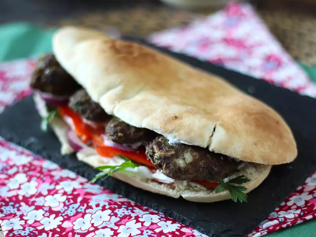 Köfte – Turkish meatballs in bread - photo 4