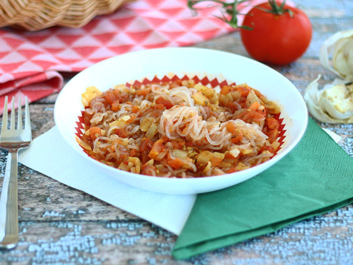 Konjac spaghetti with tomato