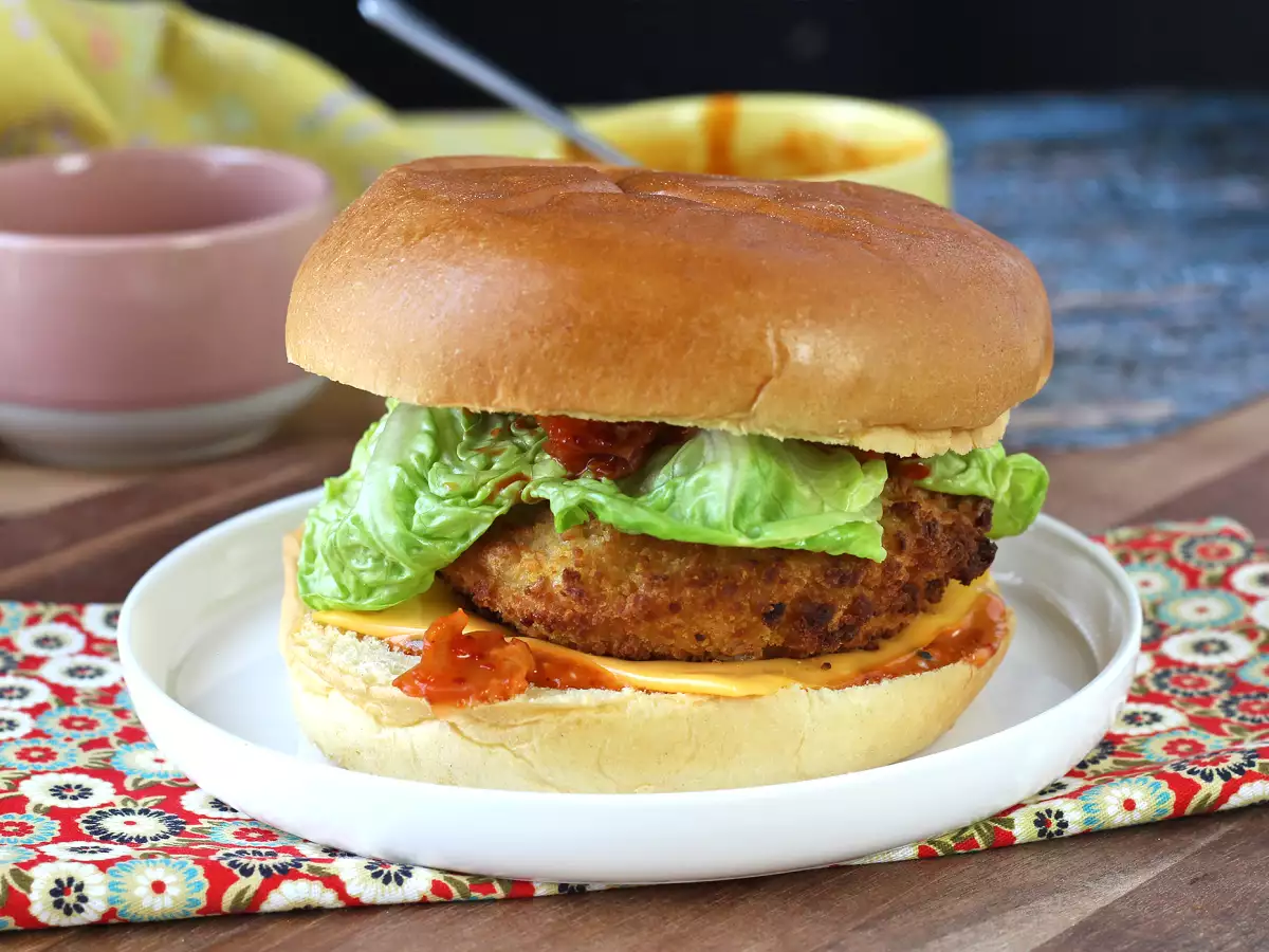 Korean-style crispy chicken burger with spicy sauce - photo 3