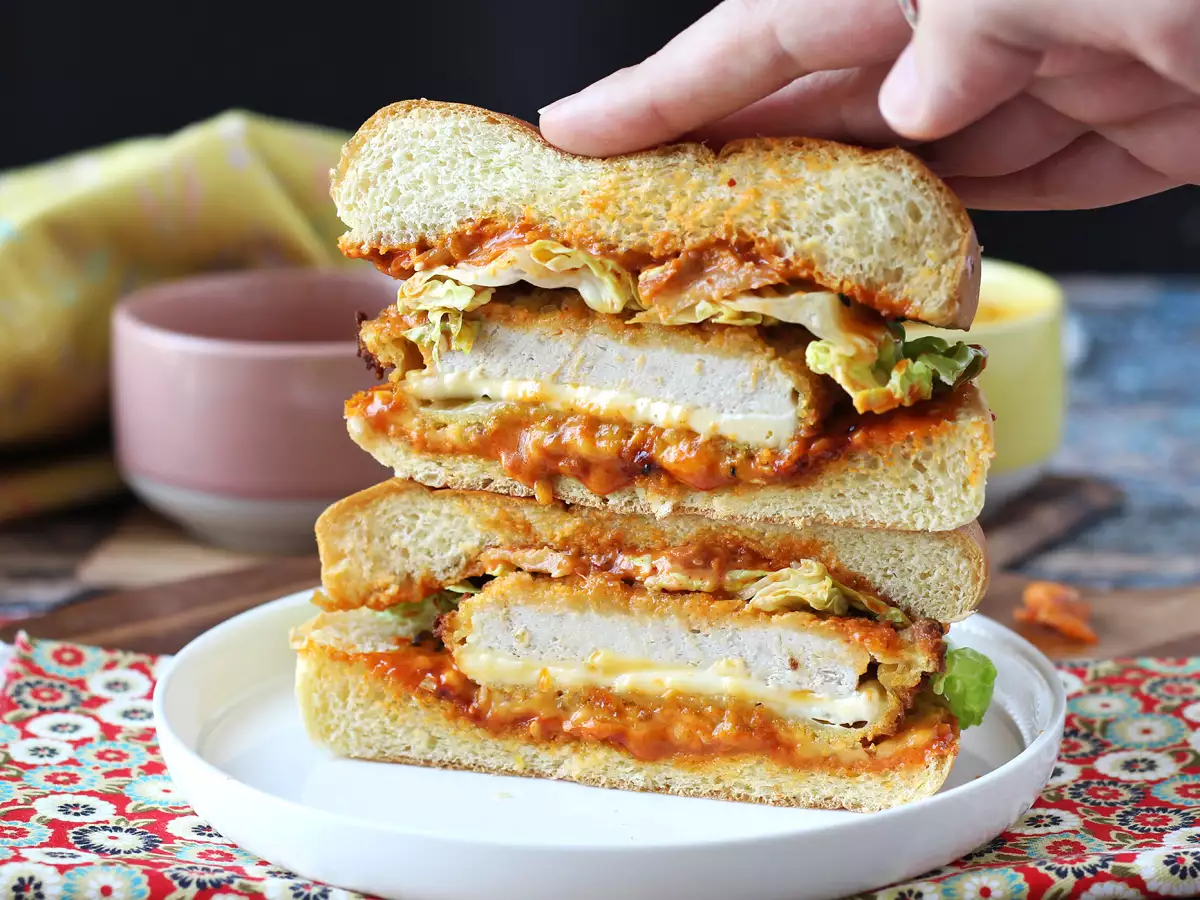 Korean-style crispy chicken burger with spicy sauce - photo 4