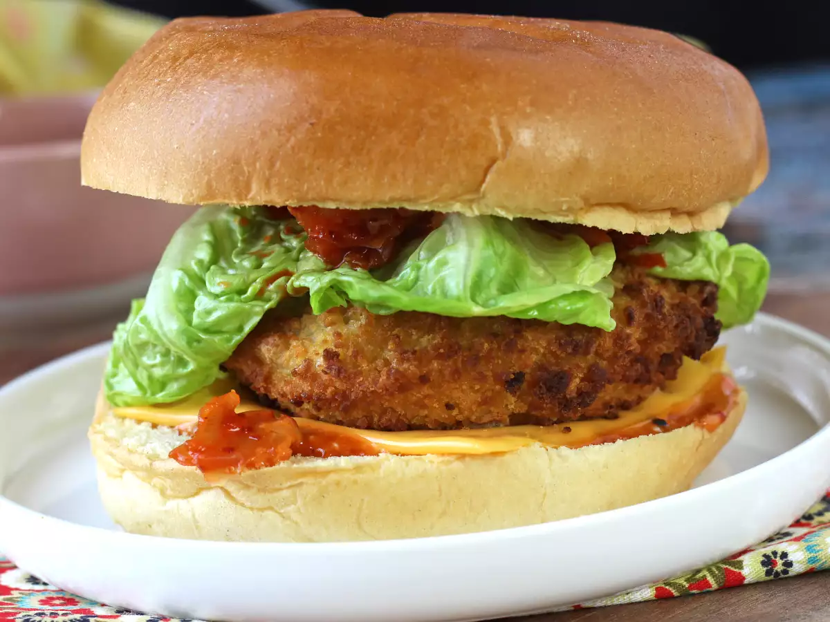 Korean-style crispy chicken burger with spicy sauce - photo 5