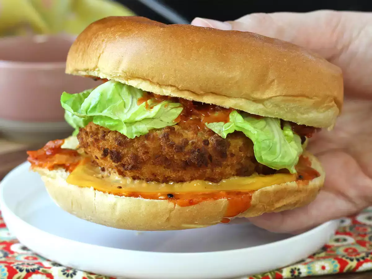 Korean-style crispy chicken burger with spicy sauce - photo 6