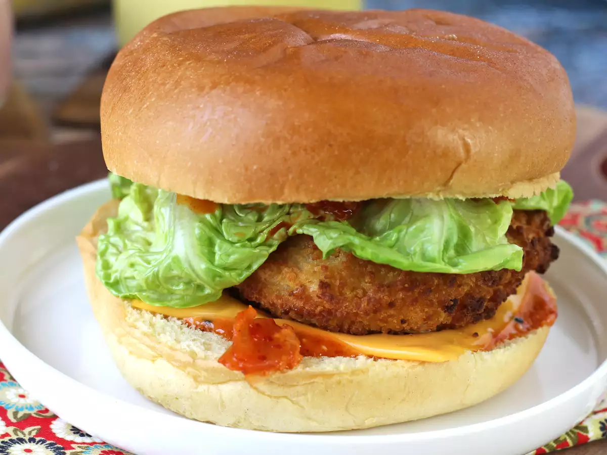 Korean-style crispy chicken burger with spicy sauce - photo 7
