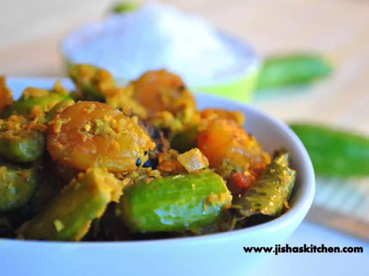 Kovakka Chemmeen Thoran / Ivy Gourd - Prawn Stir Fry with Coconut