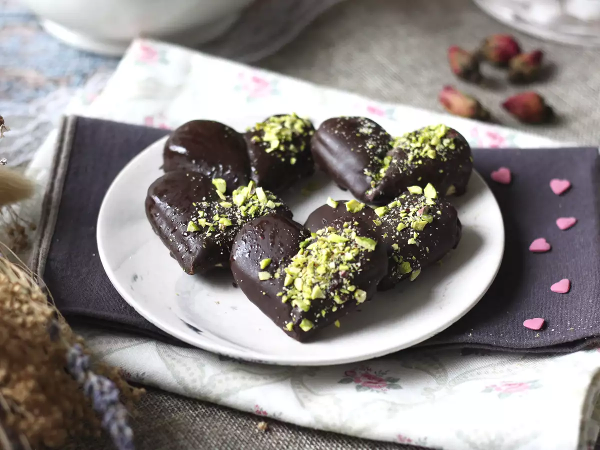 Ladyfingers hearts with chocolate and pistachio coating - photo 2