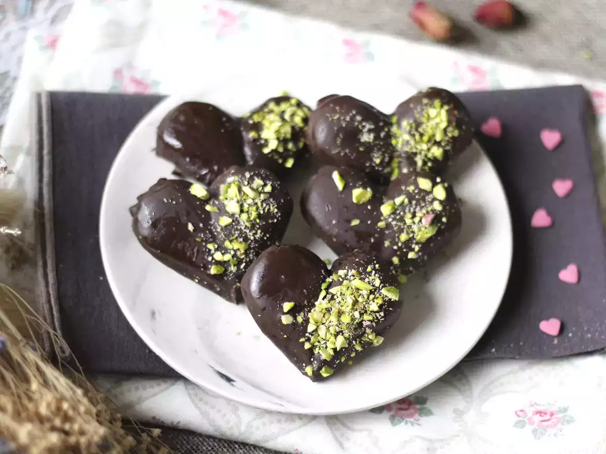 Ladyfingers hearts with chocolate and pistachio coating - photo 4