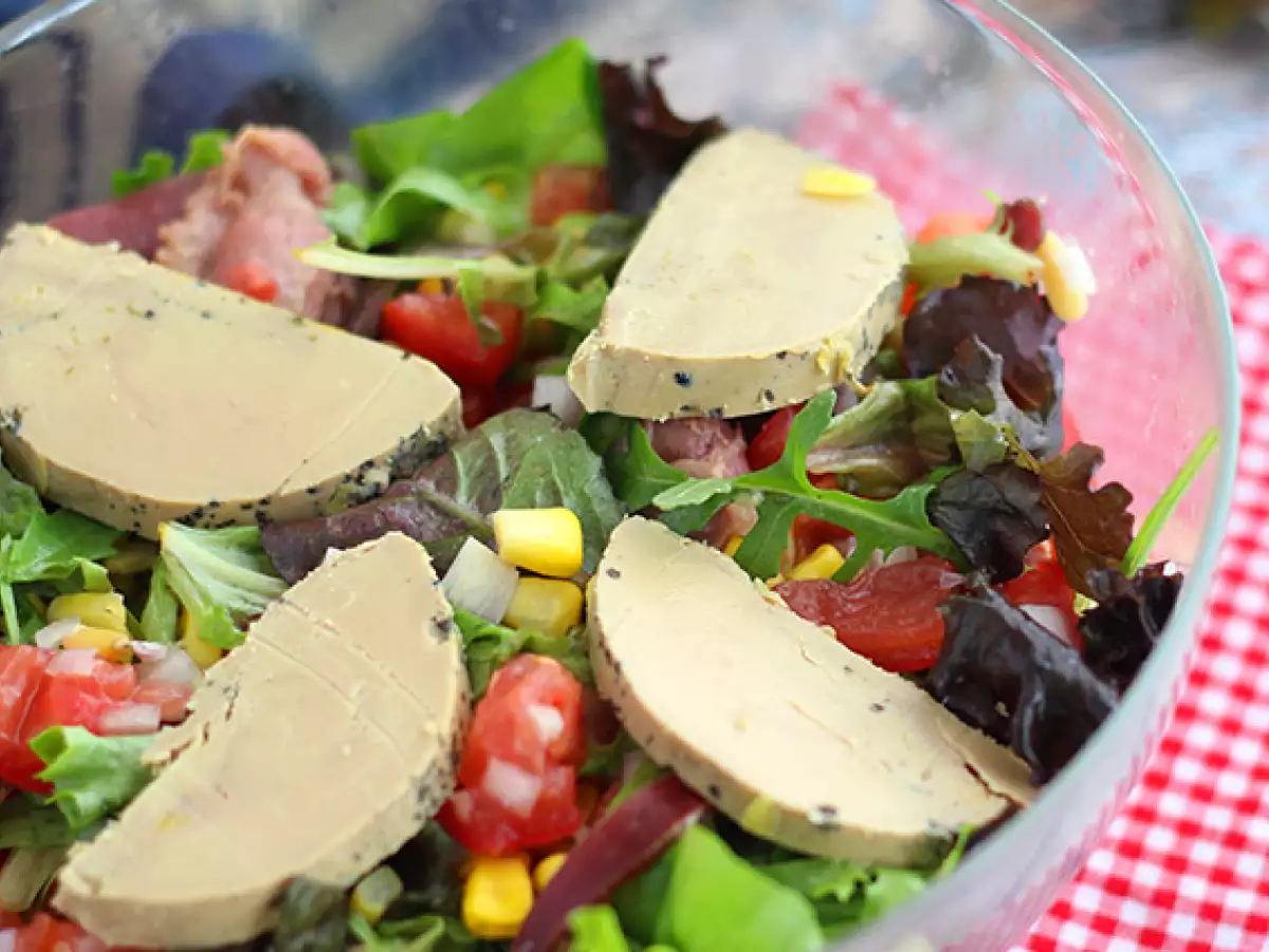 Landes-style salad with foie gras (Périgord salad) - photo 2