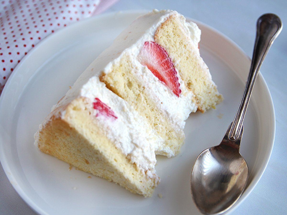 Layer cake with strawberries and mascarpone cream - photo 2