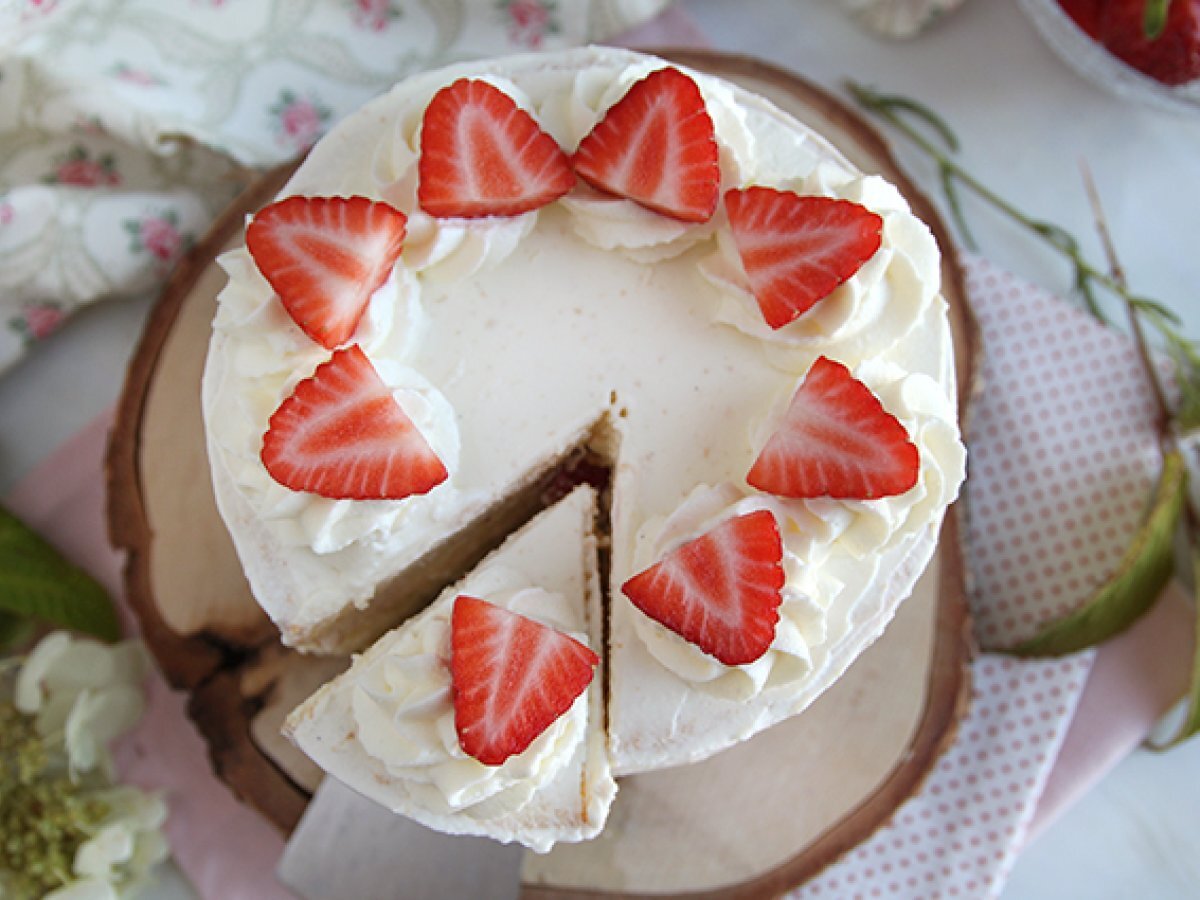 Layer cake with strawberries and mascarpone cream - photo 3