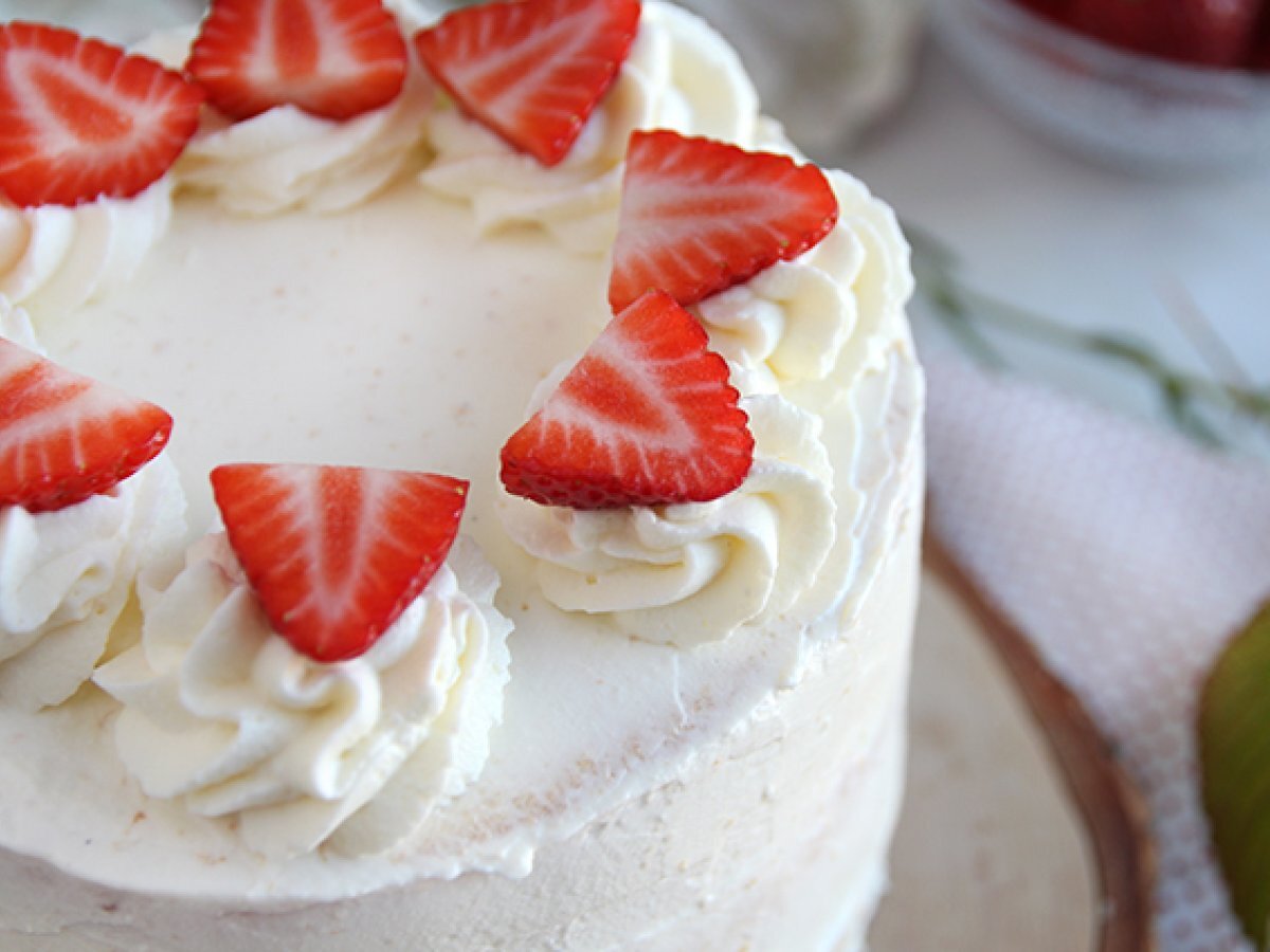 Layer cake with strawberries and mascarpone cream - photo 4