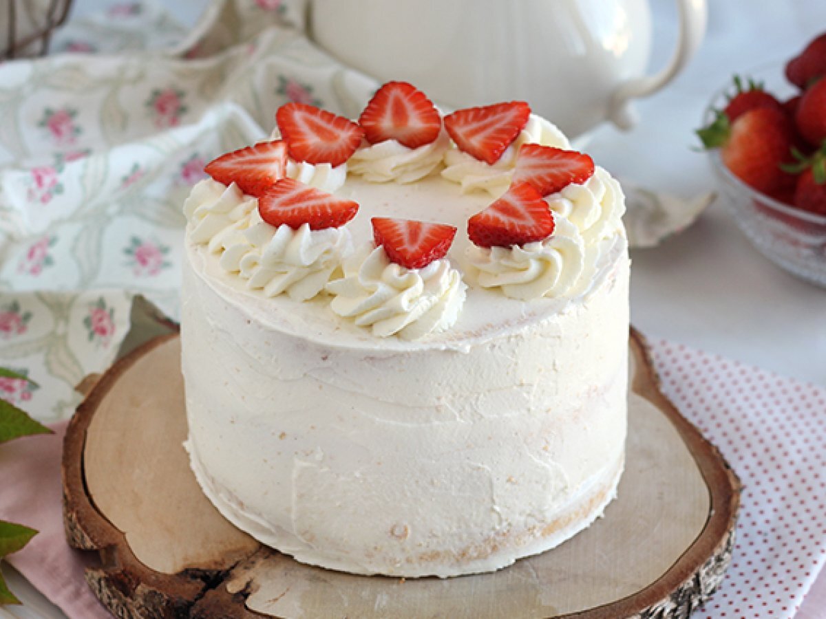 Layer cake with strawberries and mascarpone cream - photo 5