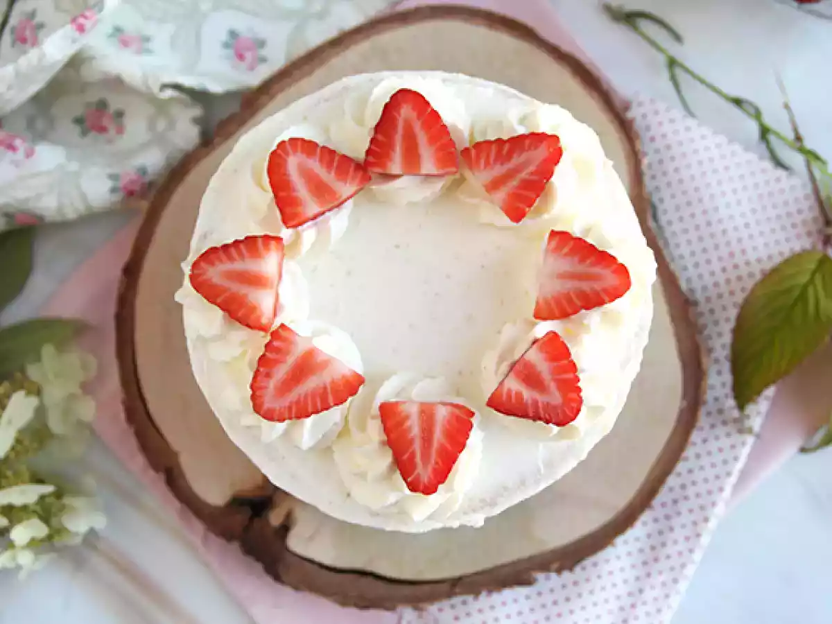 Layer cake with strawberries and mascarpone cream - photo 6