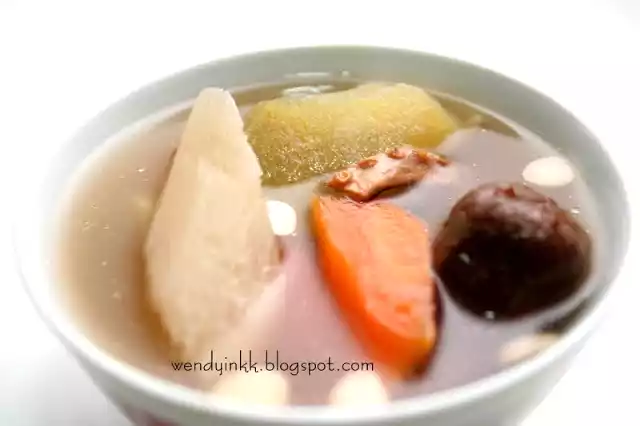 Lean pork soup recipe with green radish and carrots