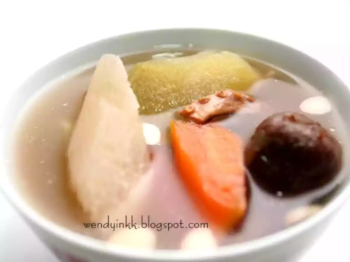 Lean Pork Soup with Green Radish and Carrots