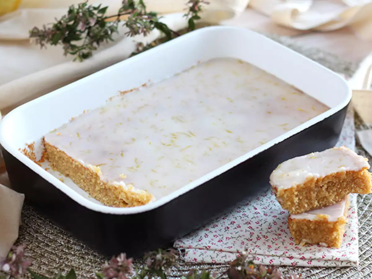 Lemon and oat brownie with lemon glaze - photo 2