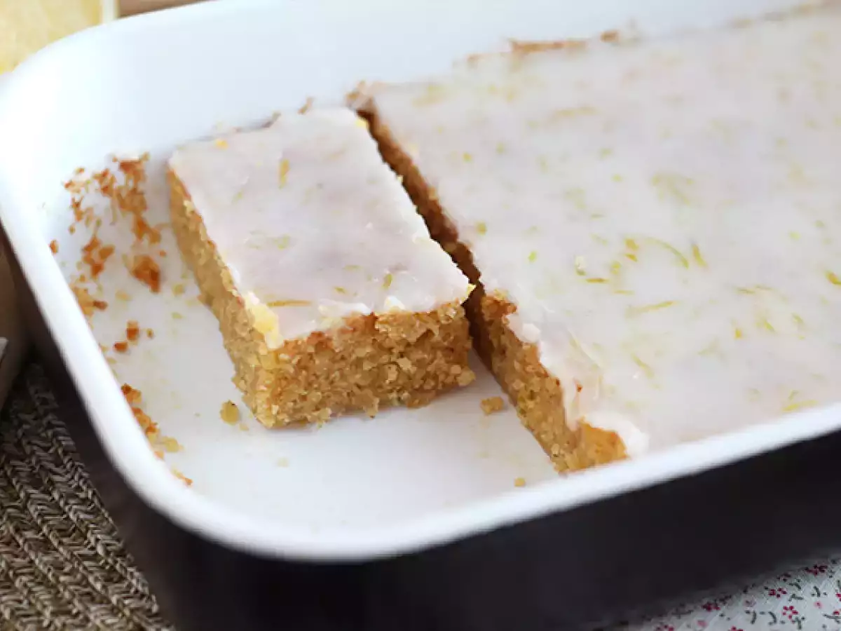 Lemon and oat brownie with lemon glaze - photo 4