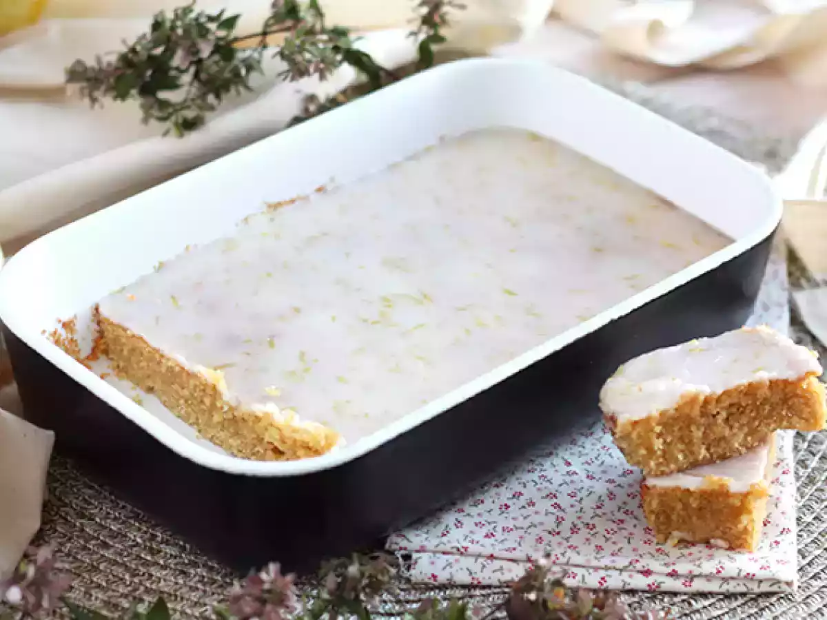 Lemon and oat brownies with lemon glaze - photo 2