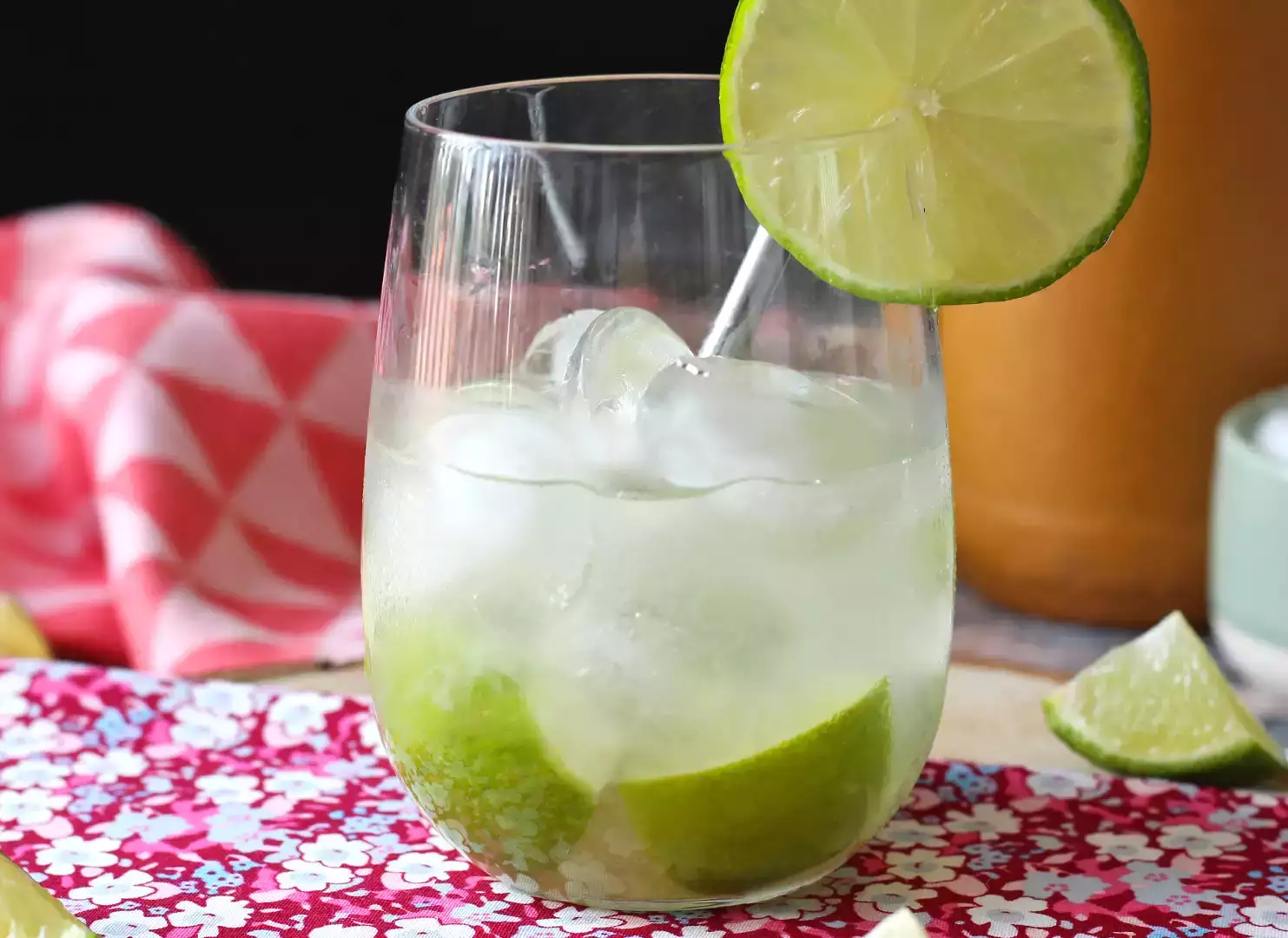 Lemon caipirinha: the easy-to-make brazilian drink without a cocktail shaker