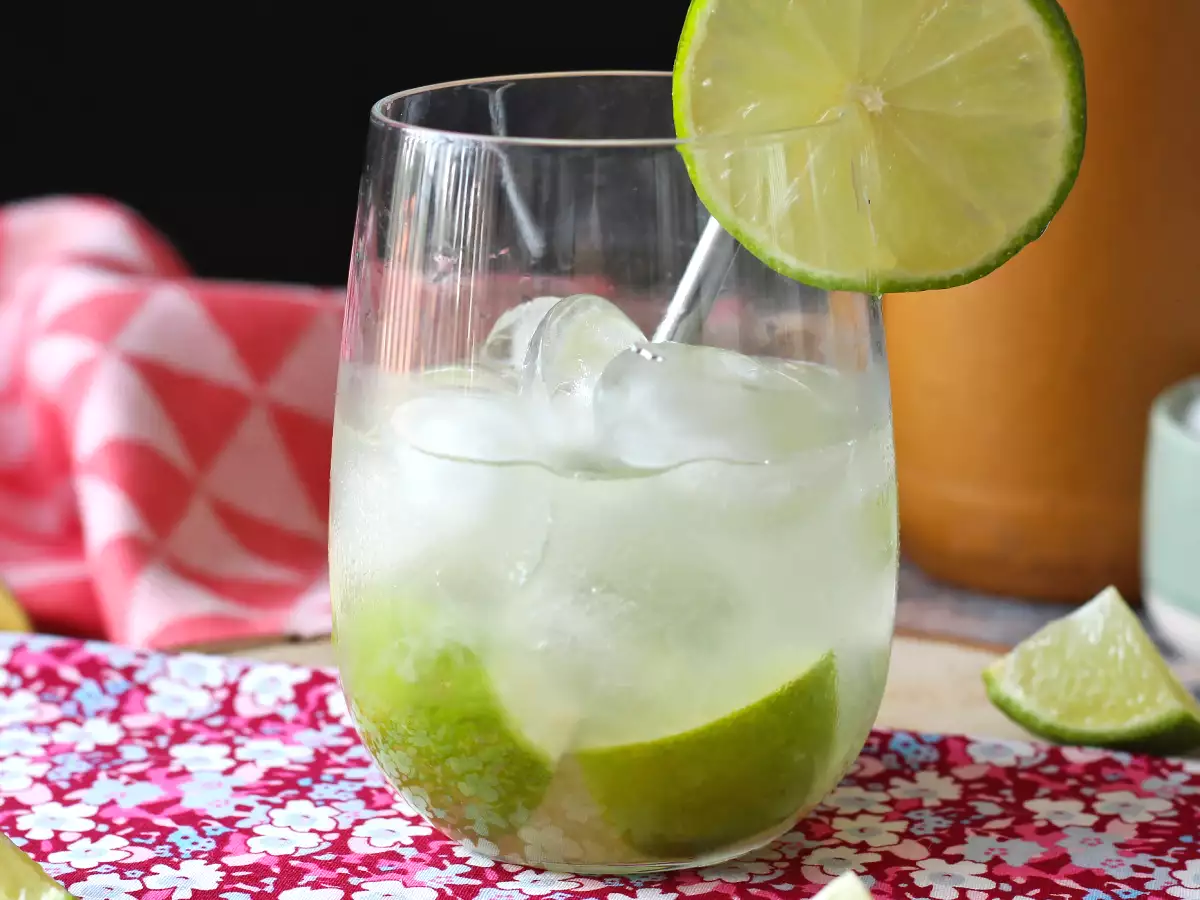 Lemon Caipirinha: the easy-to-make Brazilian drink without a cocktail shaker