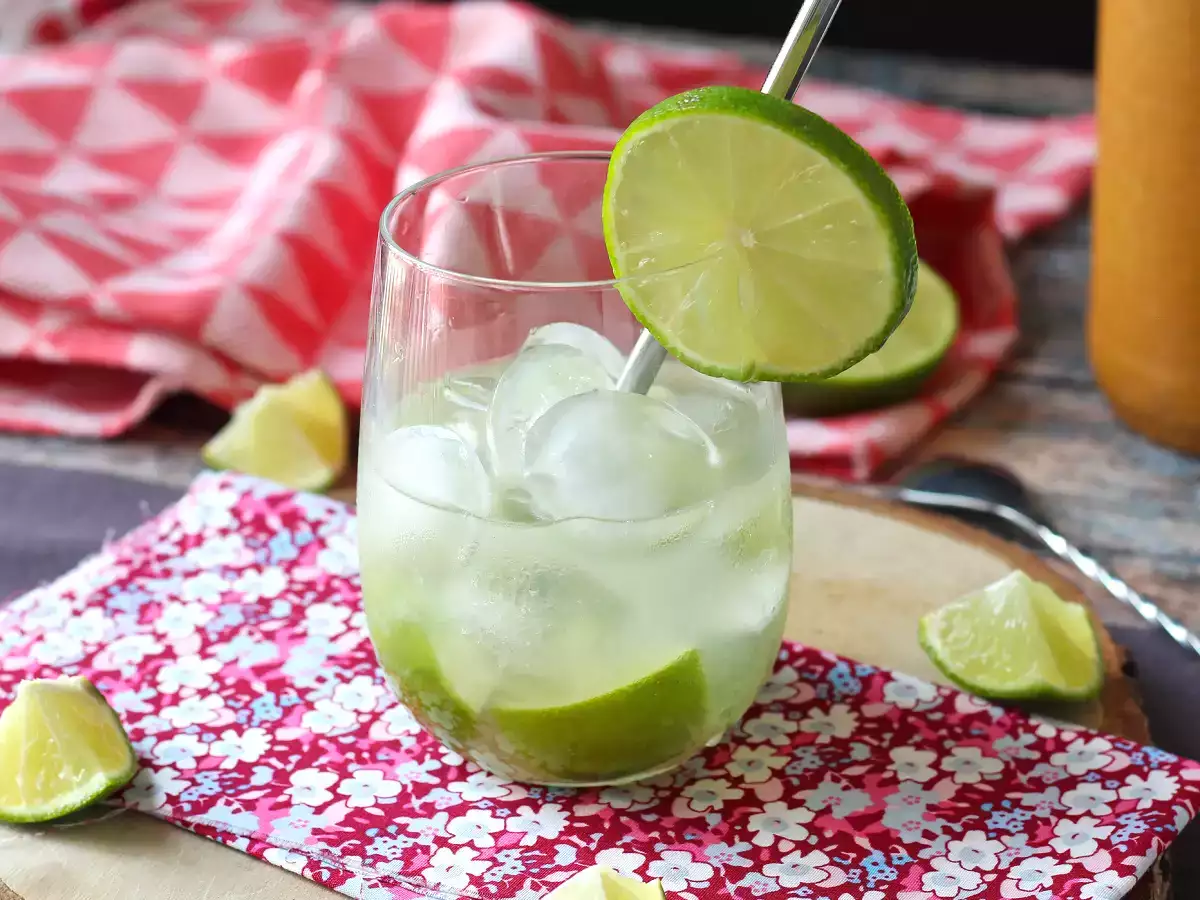 Lemon Caipirinha: the easy-to-make Brazilian drink without a cocktail shaker - photo 2