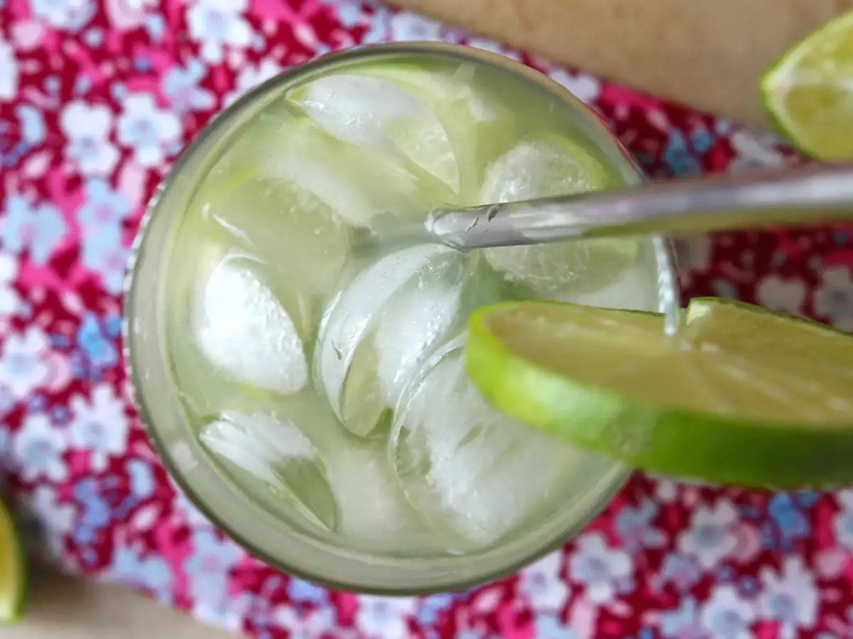 Lemon Caipirinha: the easy-to-make Brazilian drink without a cocktail shaker - photo 3