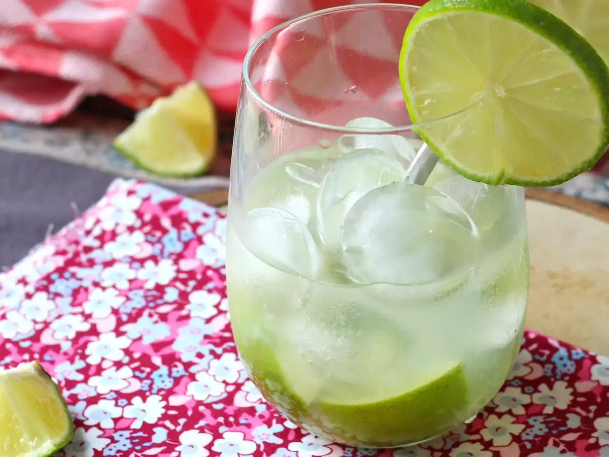 Lemon Caipirinha: the easy-to-make Brazilian drink without a cocktail shaker - photo 4