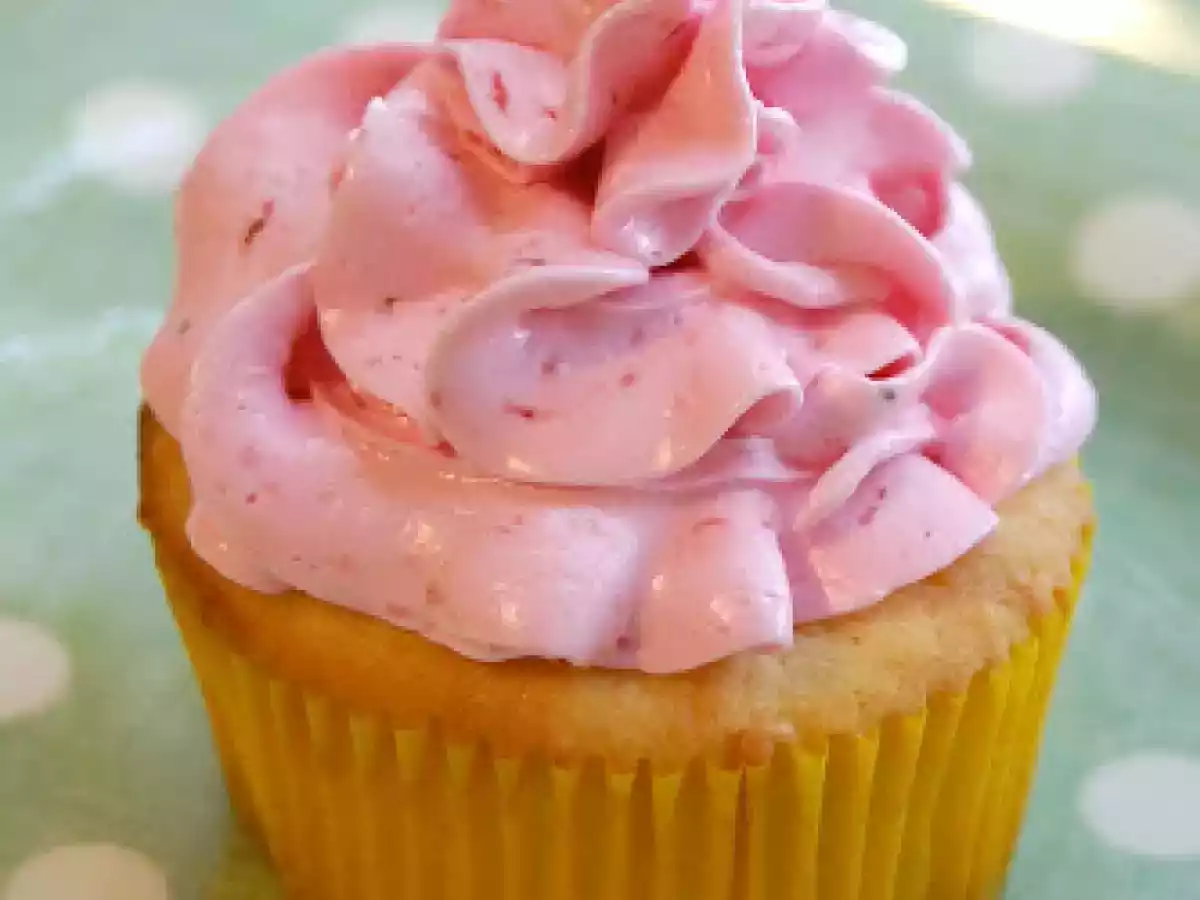 Lemon Cupcakes with Strawberry Swiss Meringue Buttercream - photo 3