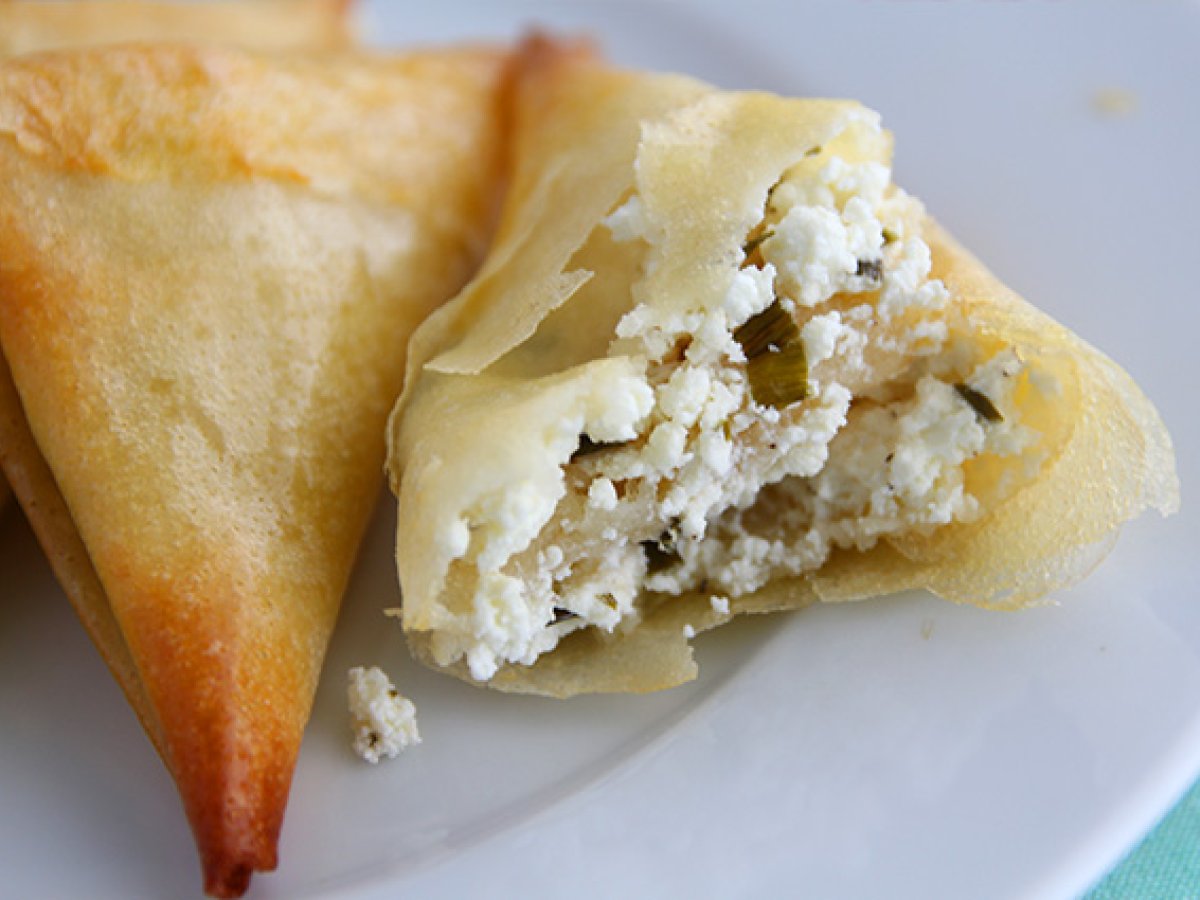 Lemon feta and chives samosas - photo 3