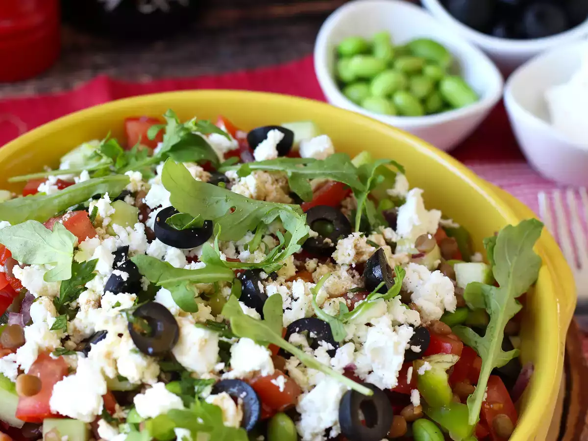 Lentil, feta, and edamame salad with crunchy vegetables - photo 3