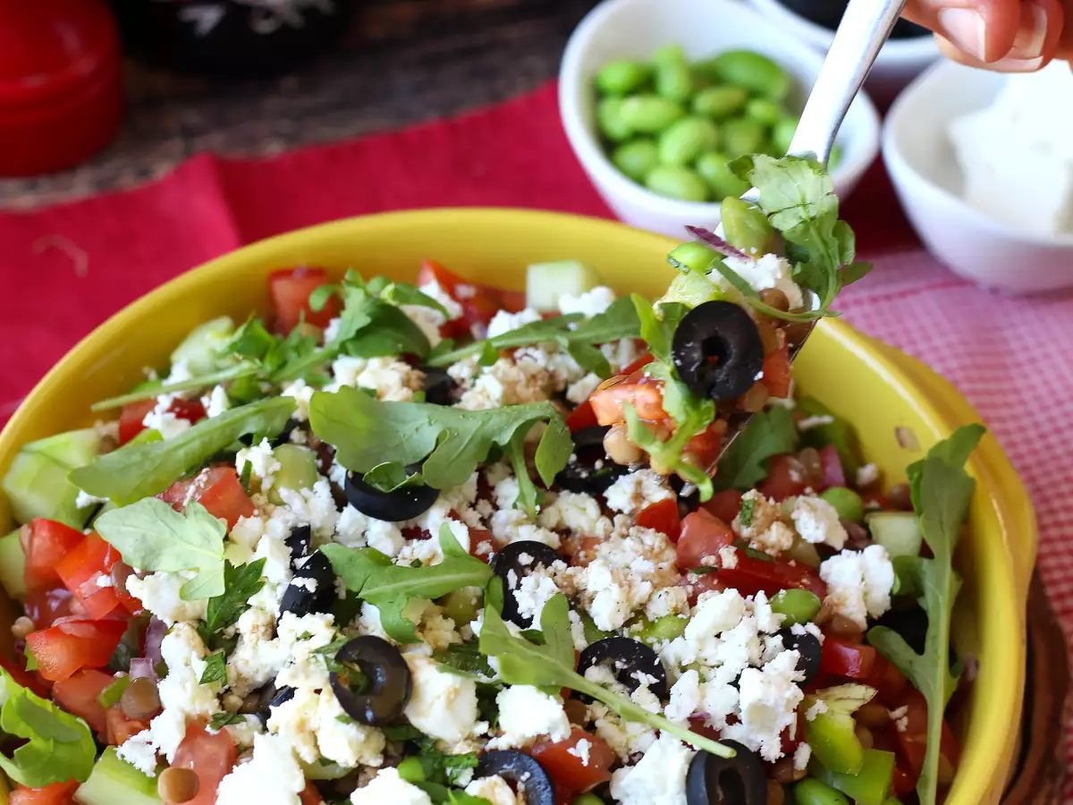 Lentil, feta, and edamame salad with crunchy vegetables - photo 2