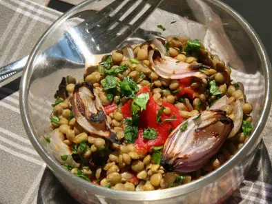Lentil salad with red peppers and baked onions
