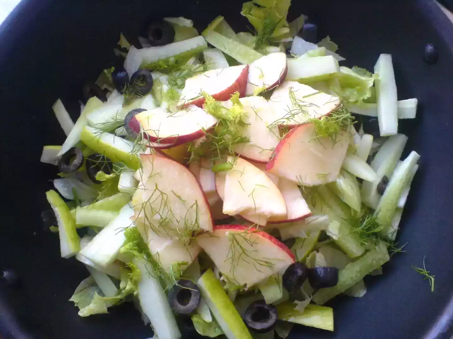 Lettuce, apple, and cucumber salad recipe - healthy & easy