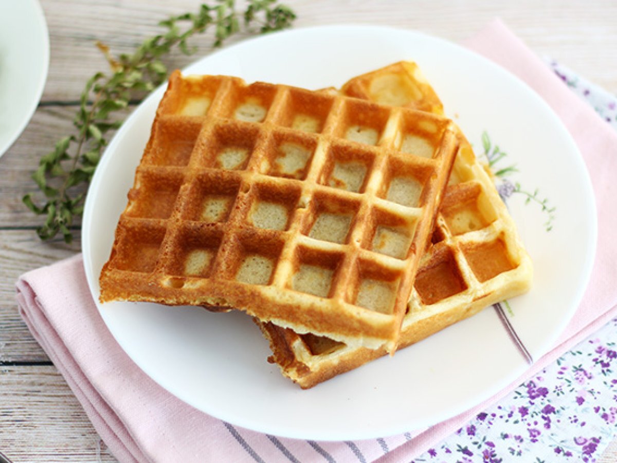 Light and crunchy waffles