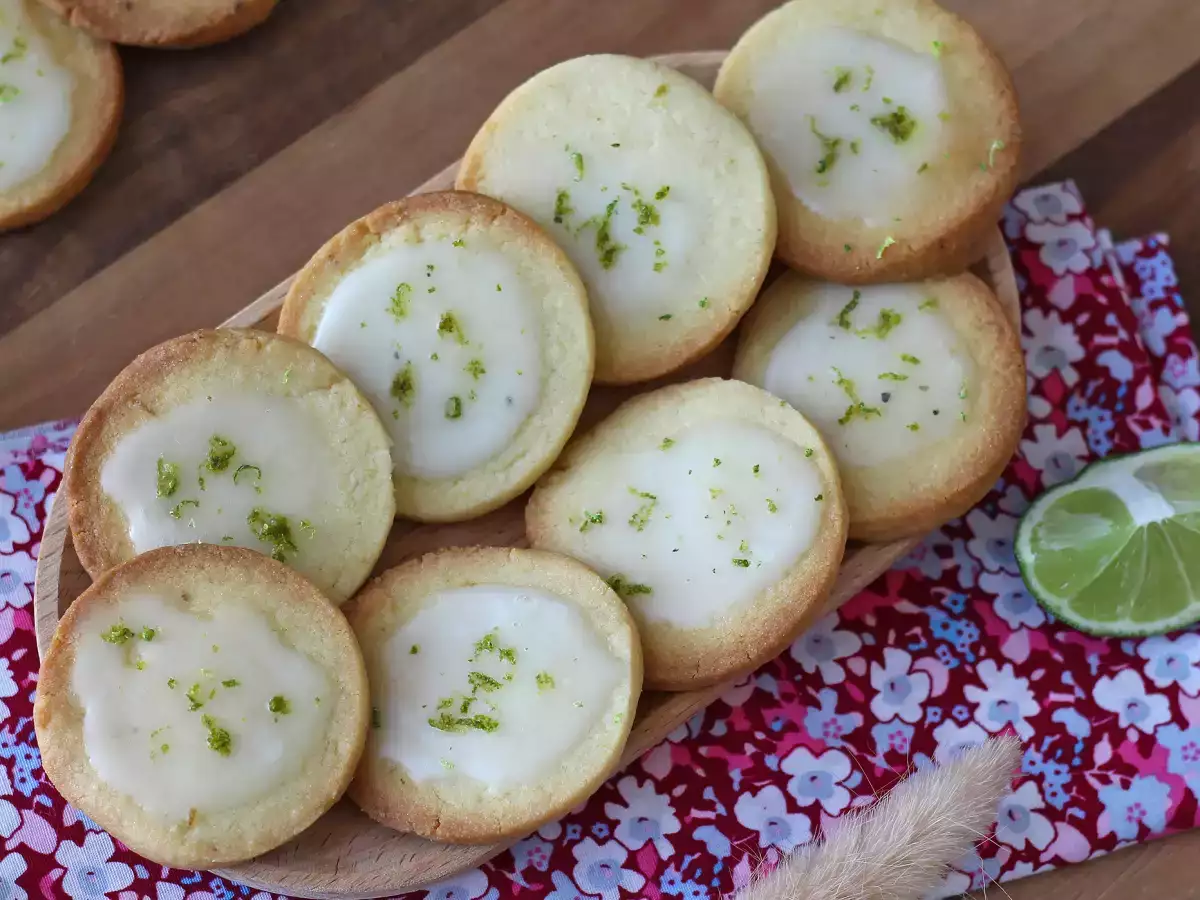 Lime shortbread cookies, topped with icing - photo 2