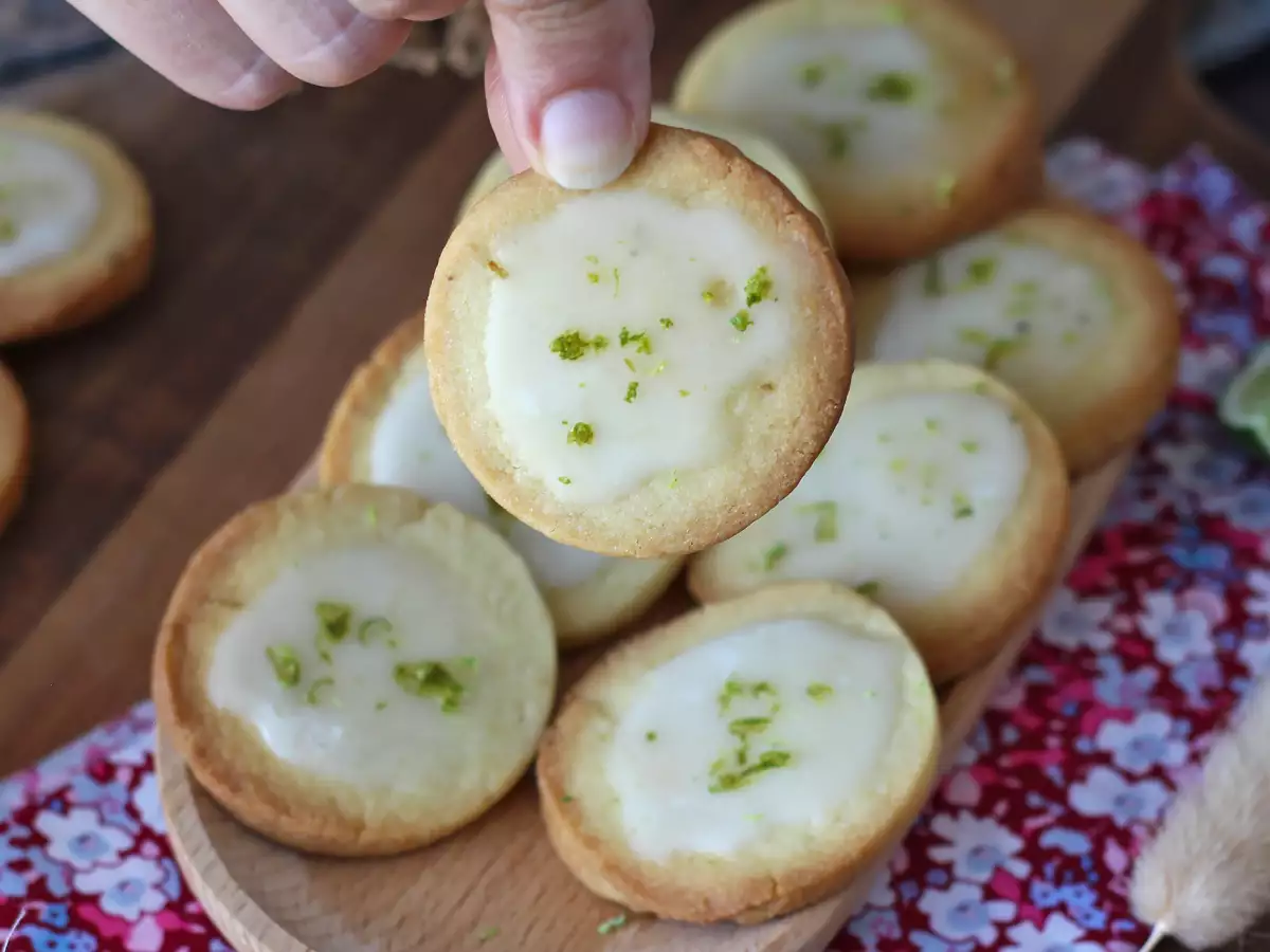 Lime shortbread cookies, topped with icing - photo 3