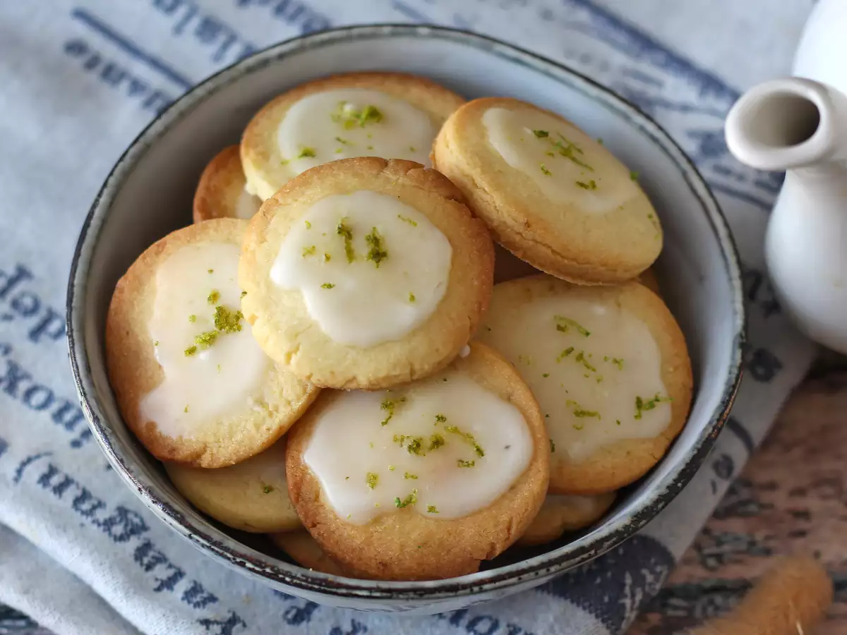 Lime shortbread cookies, topped with icing - photo 4