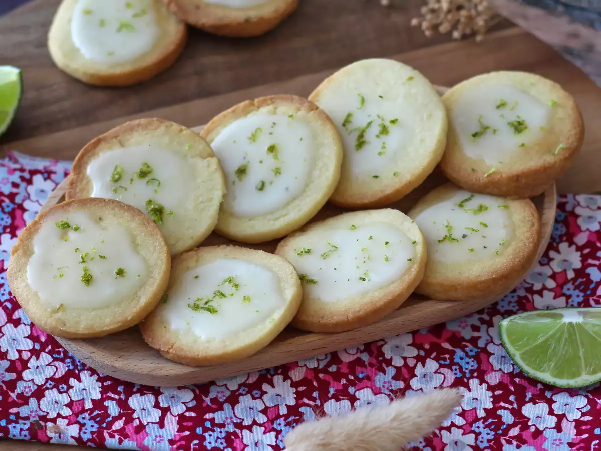 Lime shortbread cookies, topped with icing - photo 5