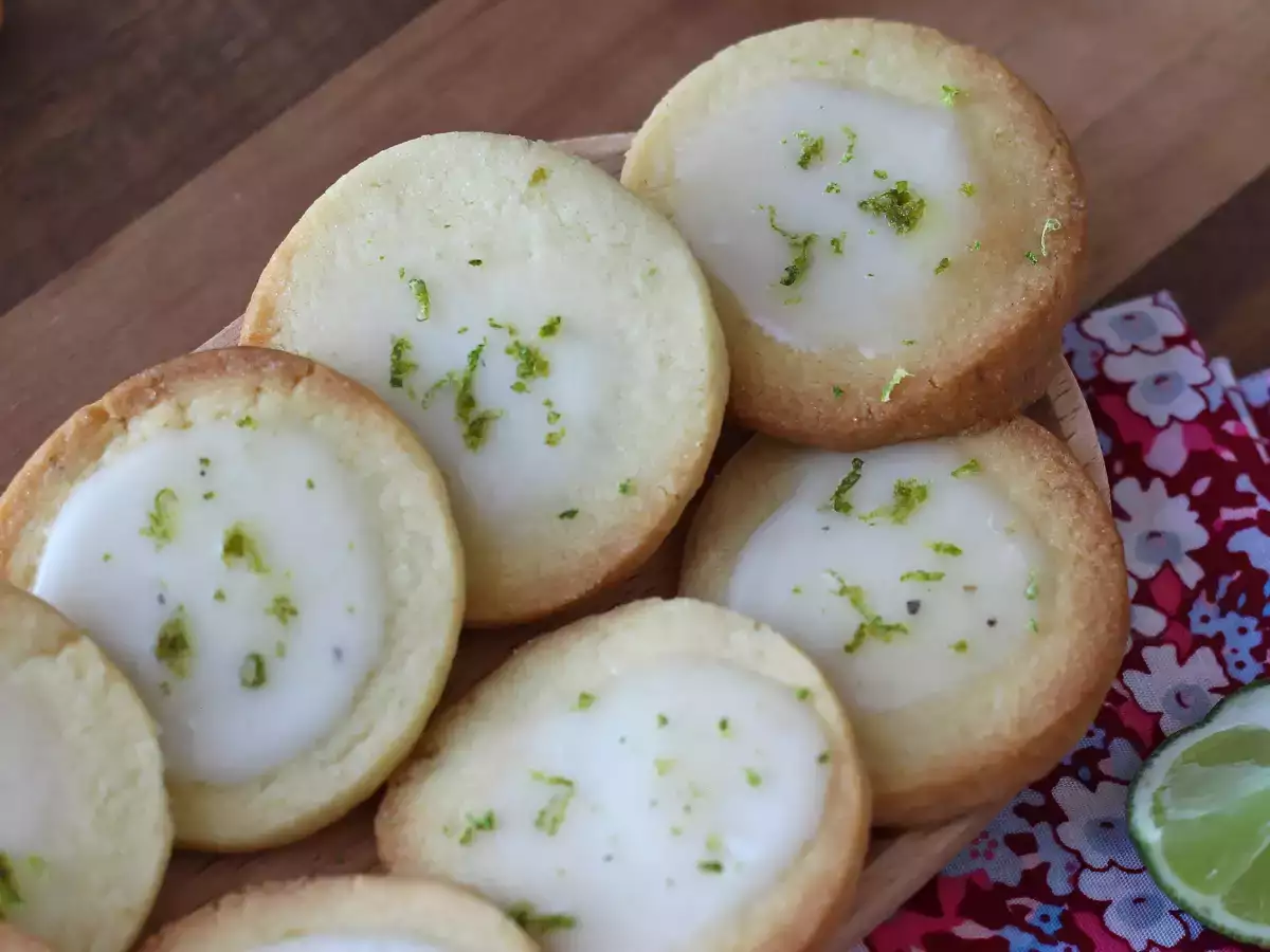 Lime shortbread cookies, topped with icing - photo 6