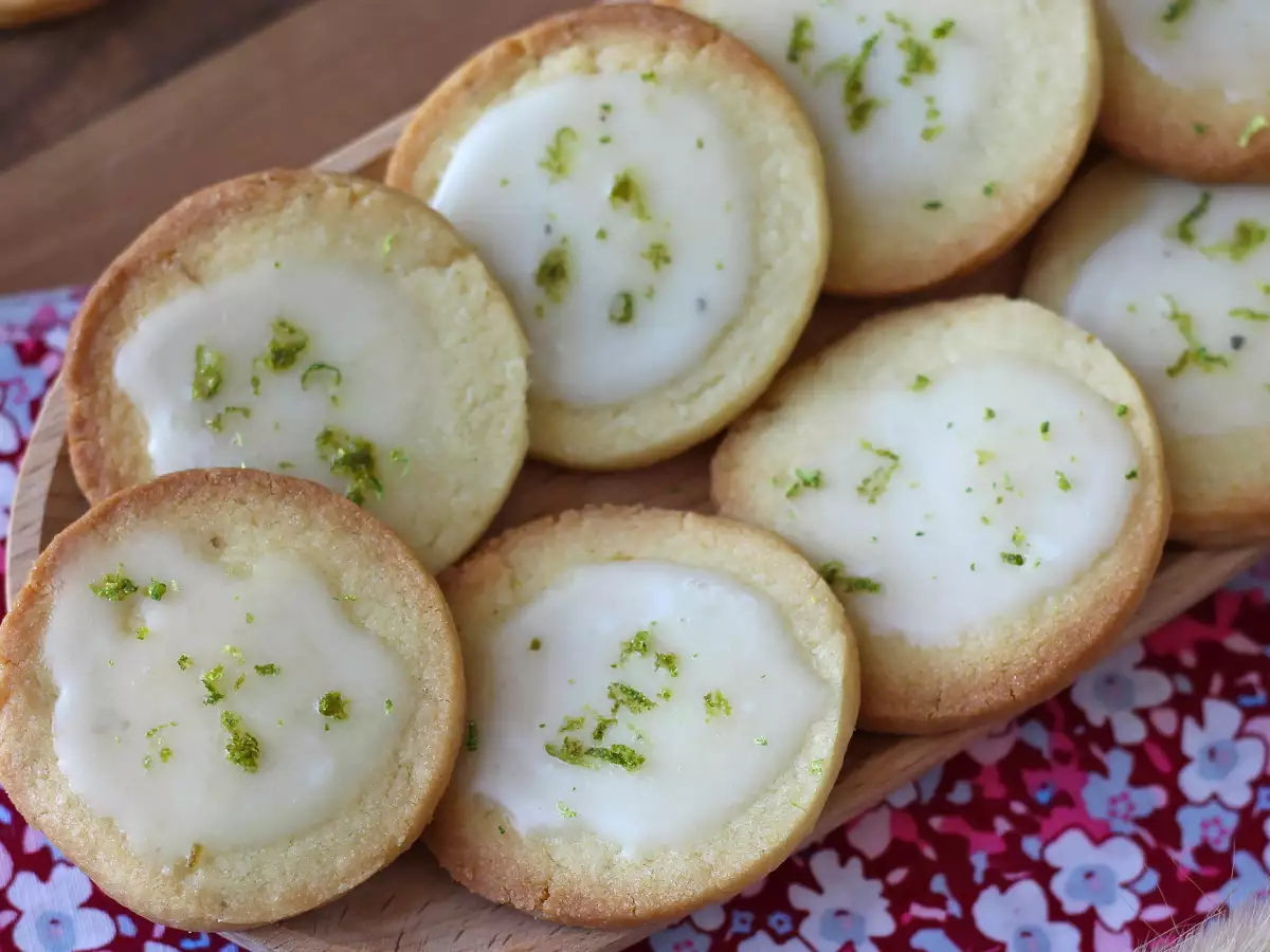 Lime shortbread cookies, topped with icing - photo 7