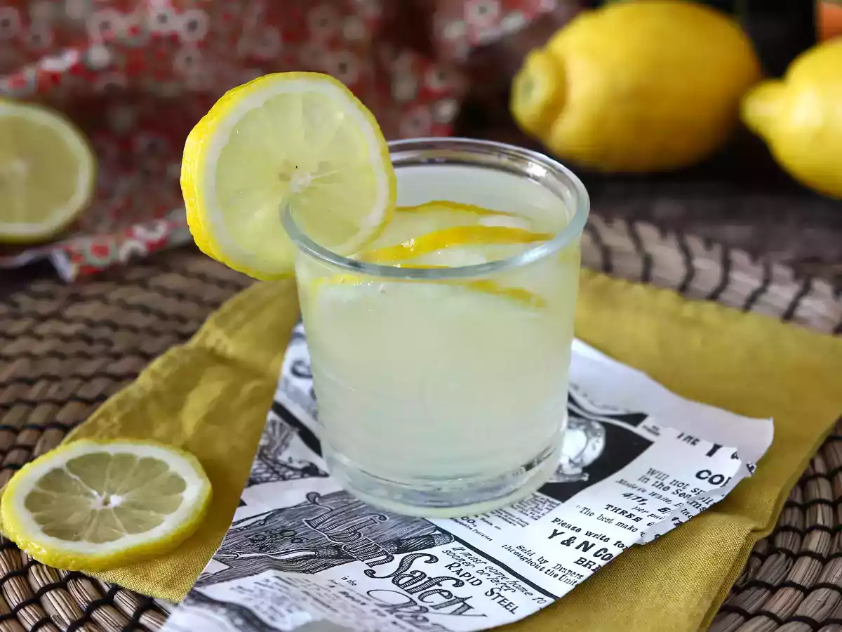 Limoncello spritz, the best summer cocktail!