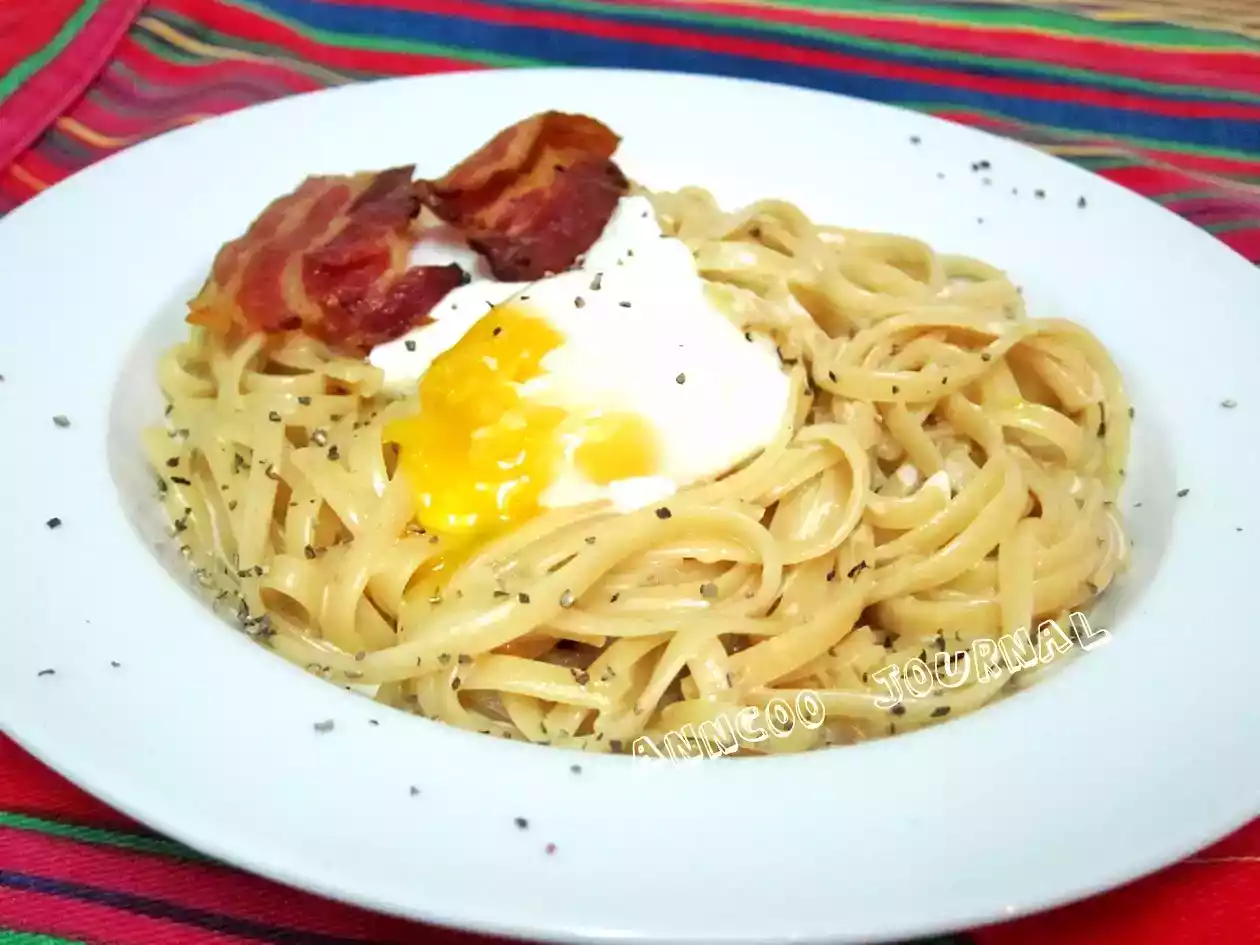 Creamy linguine with poached eggs and bacon recipe