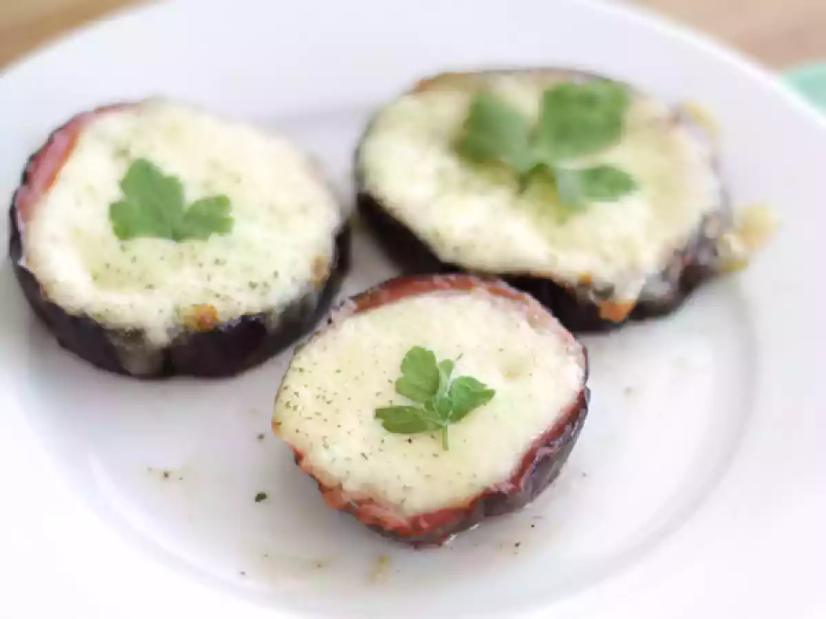 Little eggplant pizzas - video recipe !