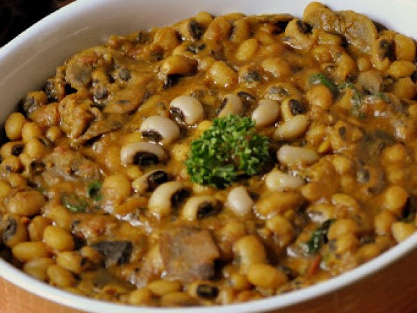 Lohbia aur Khumbi (Black Eyed Peas with Mushrooms)