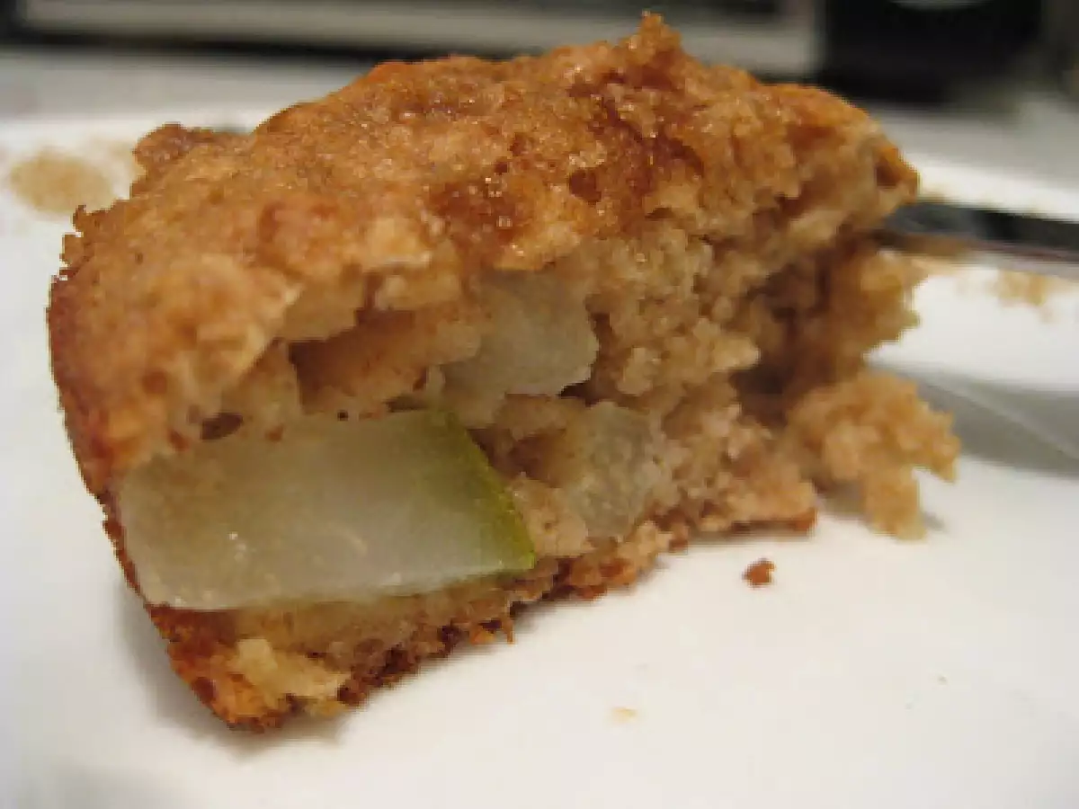 Low-fat pear oat muffins