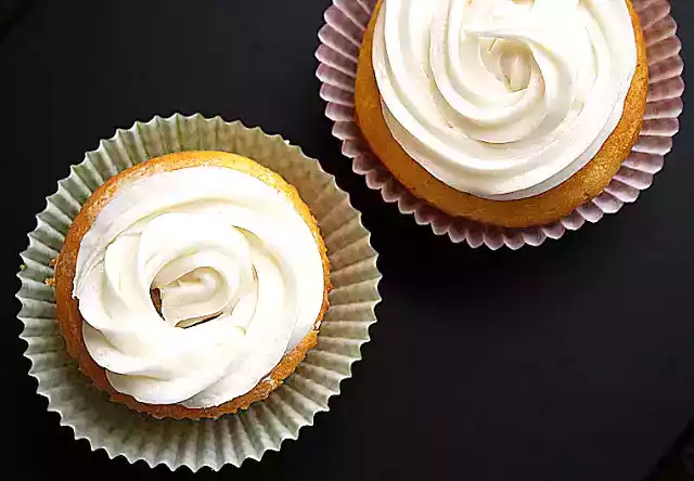 Low-fat vanilla cupcakes recipe with cream cheese icing