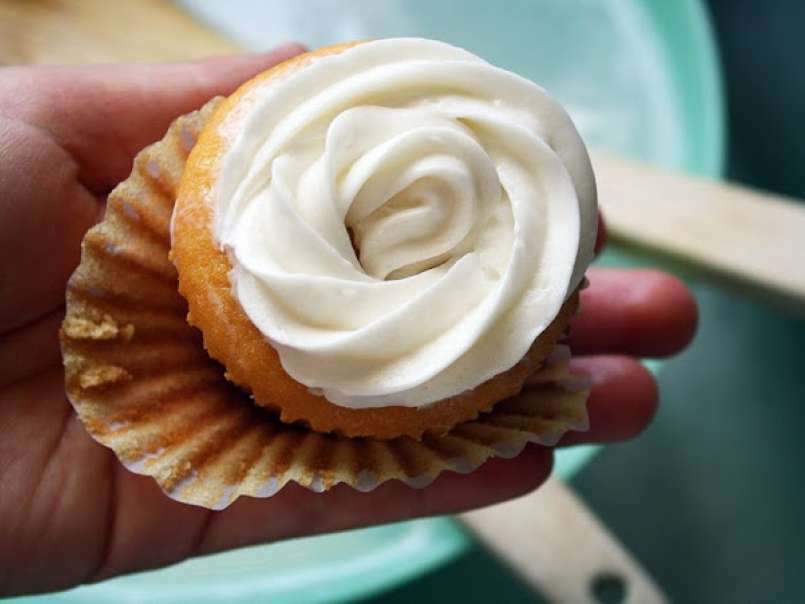 Low-Fat Vanilla Cupcakes and Cream Cheese Icing - photo 3