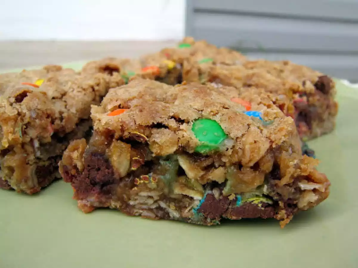 M&M-Chocolate Chip Oatmeal Bars