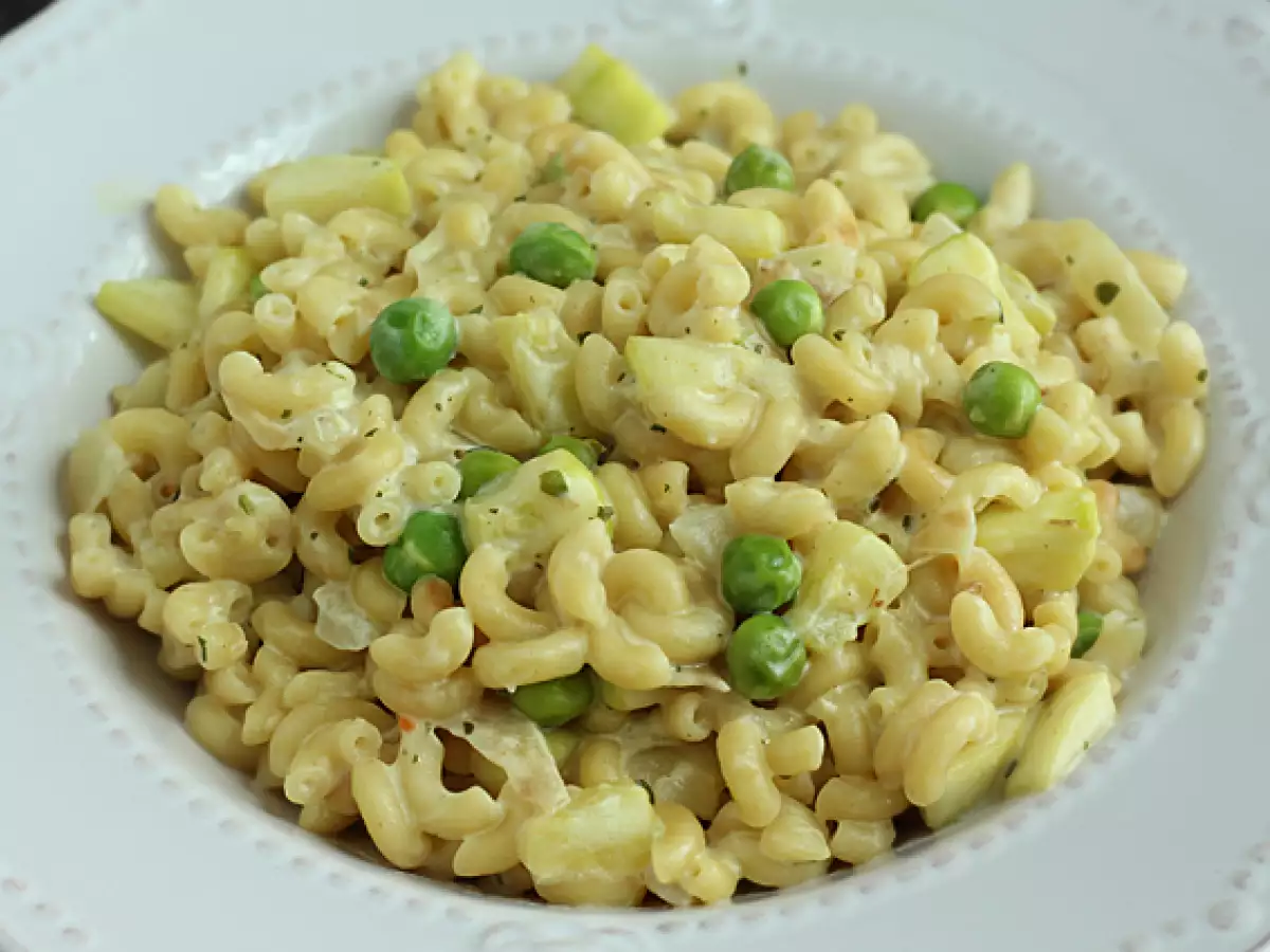 Macaroni pasta risotto with peas, zucchini, and garlic herb cheese - photo 2